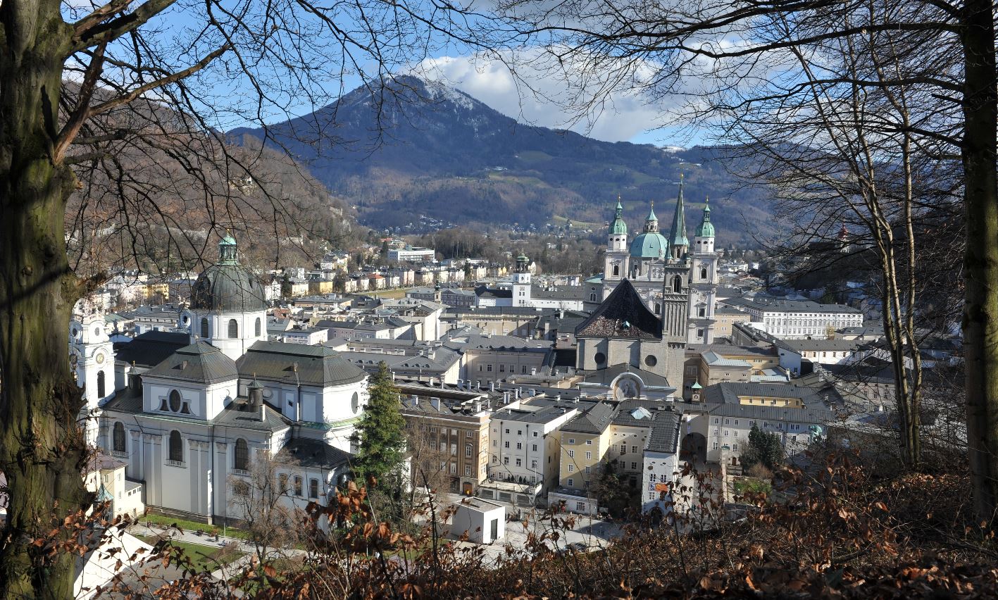 Blick vom Mönchsberg auf den Gaisberg über die Altstadt