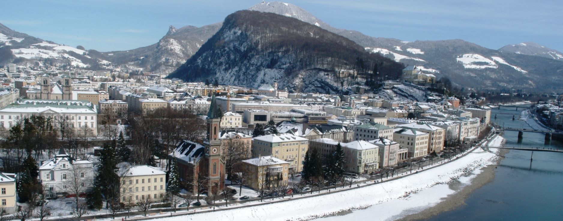 Dder Kapuzinerberg im Winter mit Altstadtblick