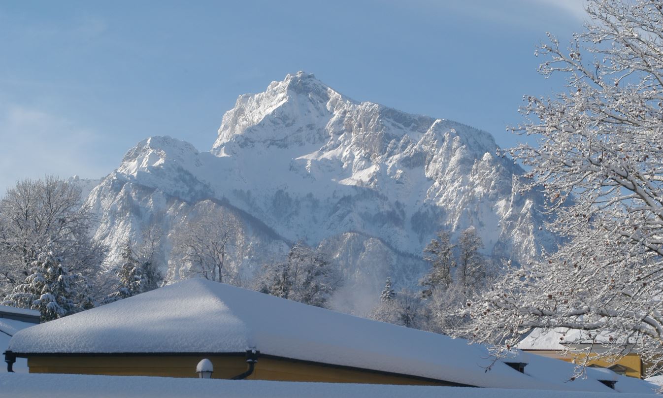 Der mit schneebedeckte Untersberg im tiefem Winter