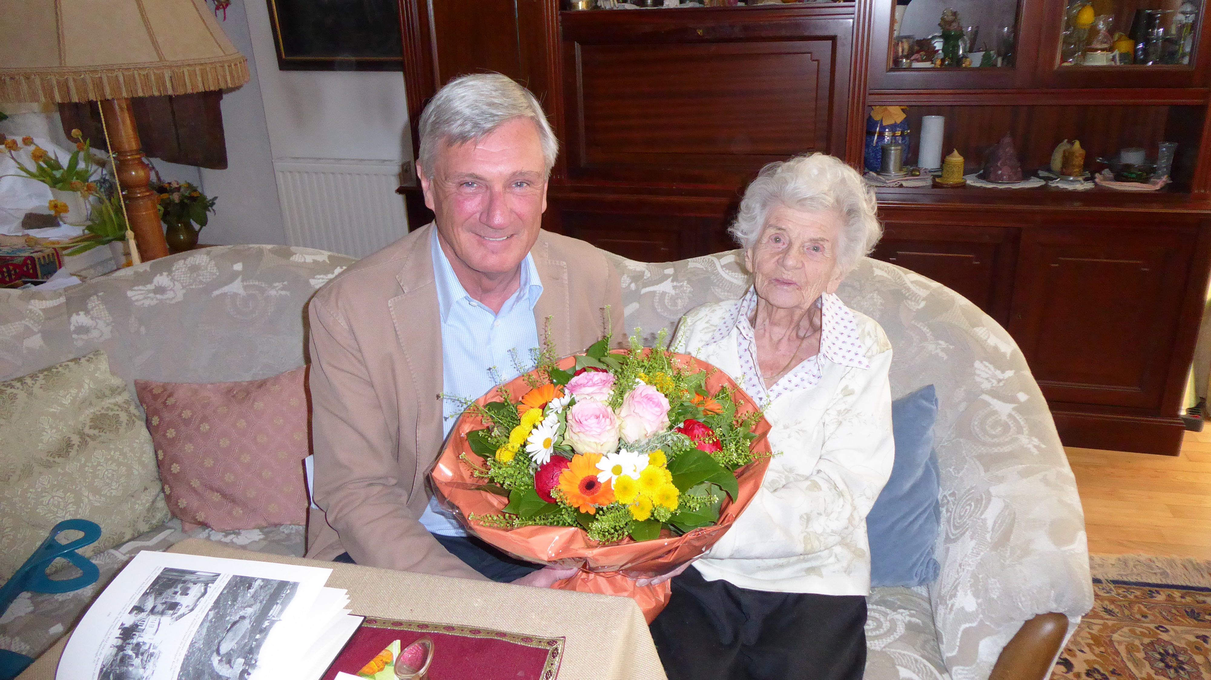 Besuchte die 100-Jährige daheim: