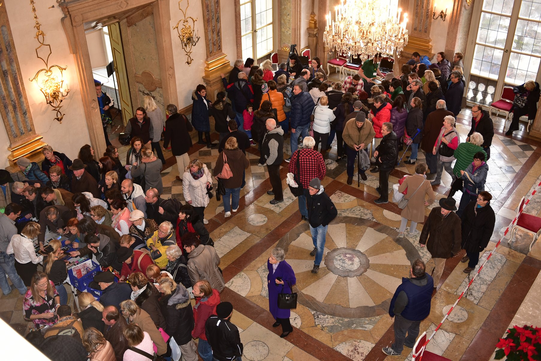 Blick von oben auf den Flohmarkt im Marmorsaal Blick von oben auf den Flohmarkt im Marmorsaal