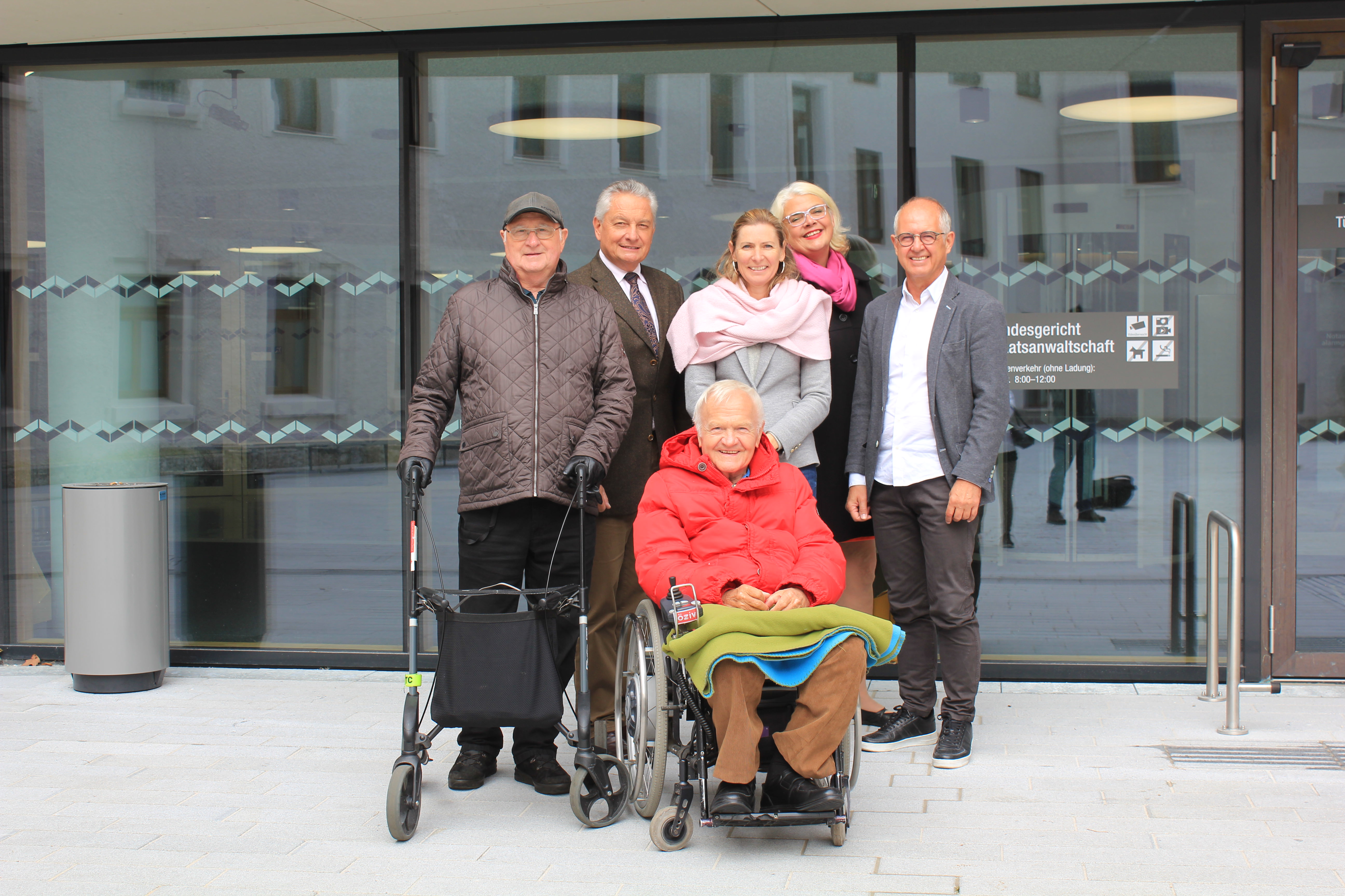 Vor dem Eingang des renovierten Landesgerichts