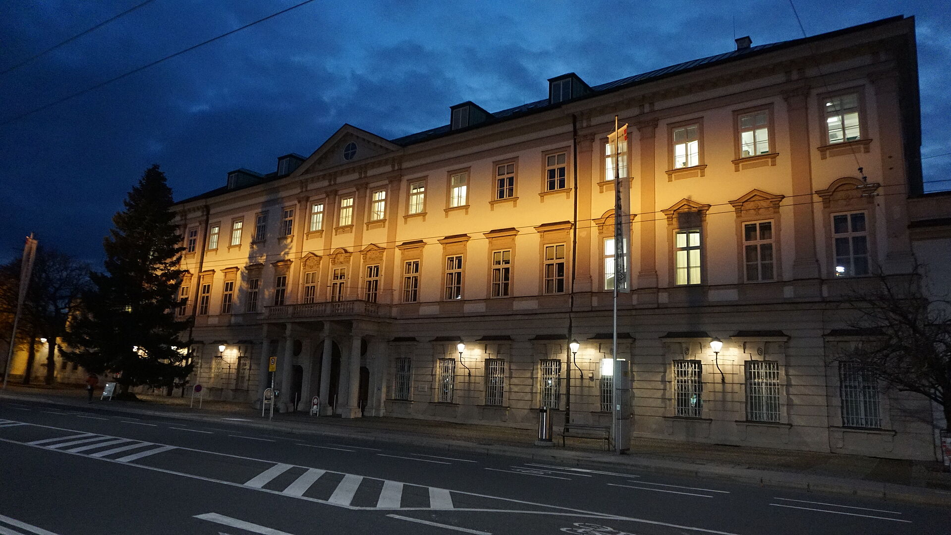 Im Aktionszeitraum wird das Schloss Mirabell ab Einbruch der Dunkelheit in oranges Licht getaucht.