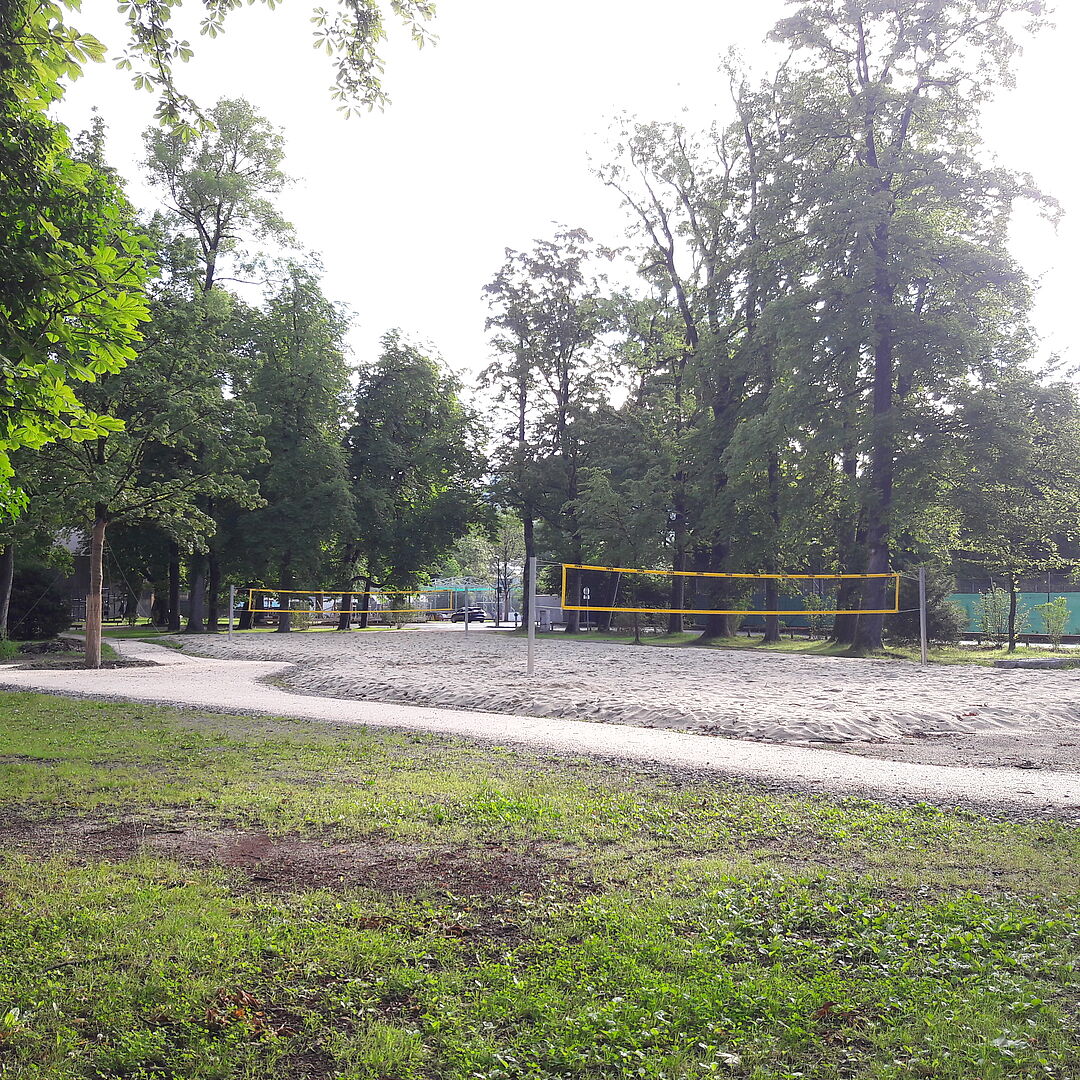 Runderneuerte Beachvolleyball-Anlage im Volksgarten