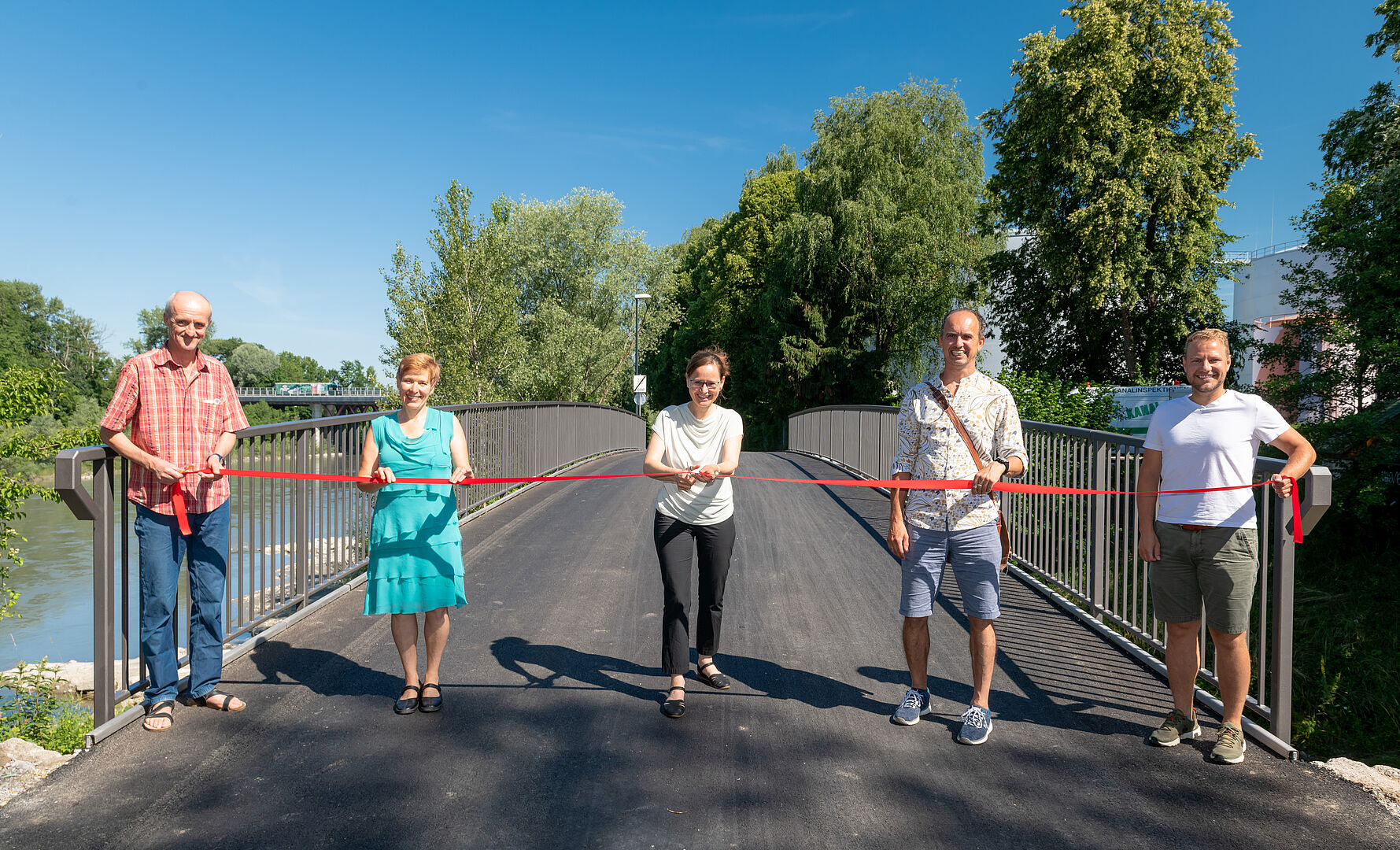 Bei der Eröffung der Brücke: