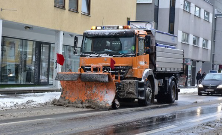 Schneeräumung in der Stadt.