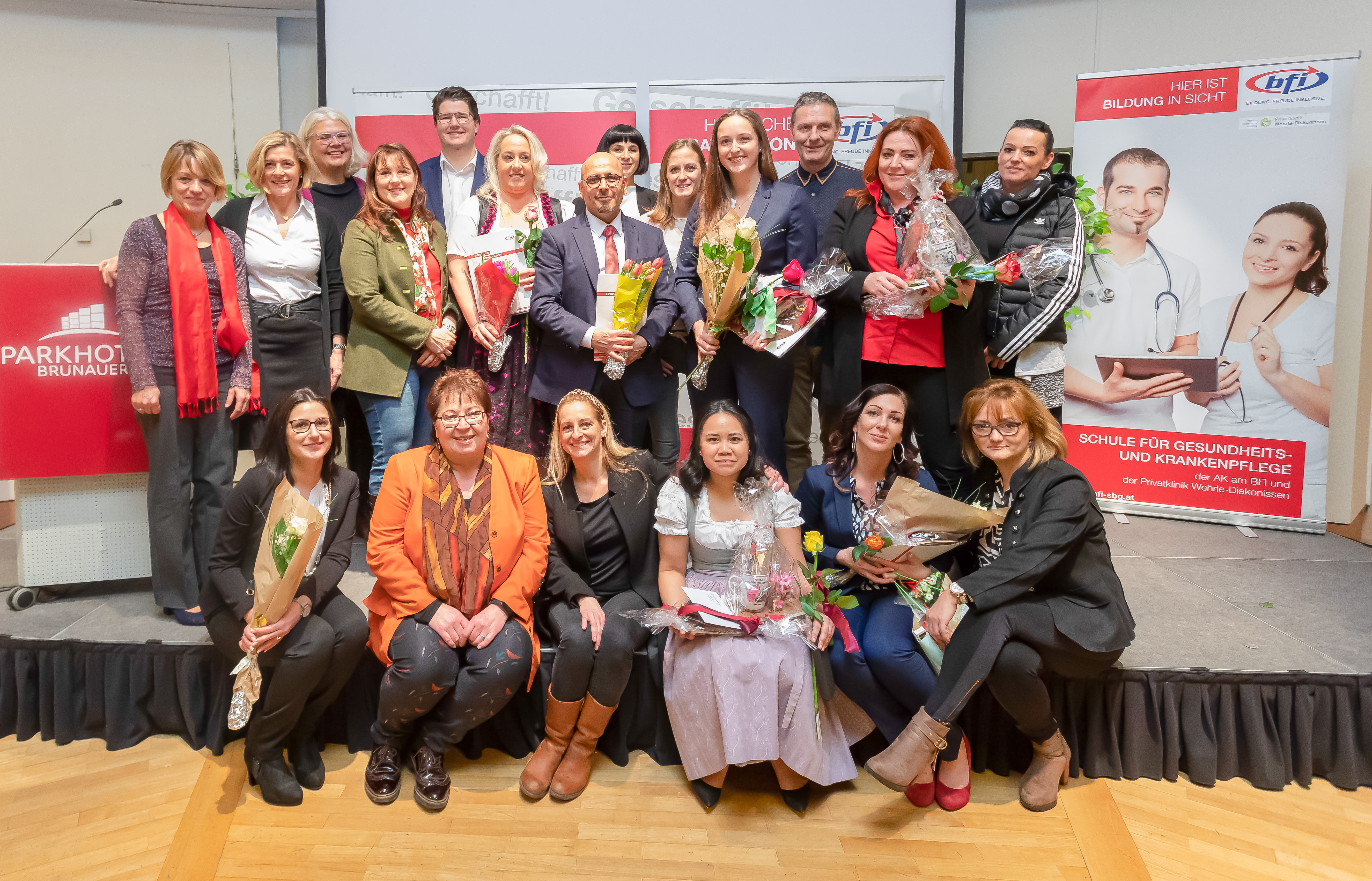 Gruppenbild nach Diplomverleihung: