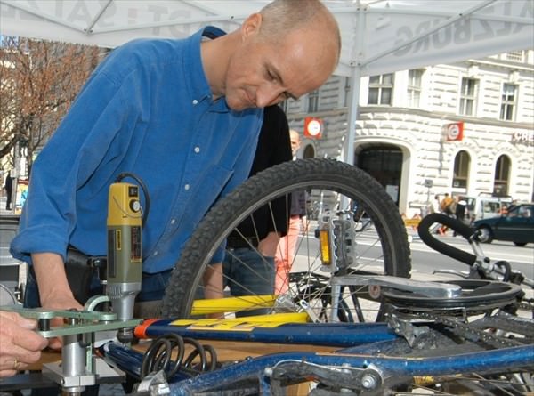 Radverkehrskoordinater Peter Weiss repariert ein Fahrrad.