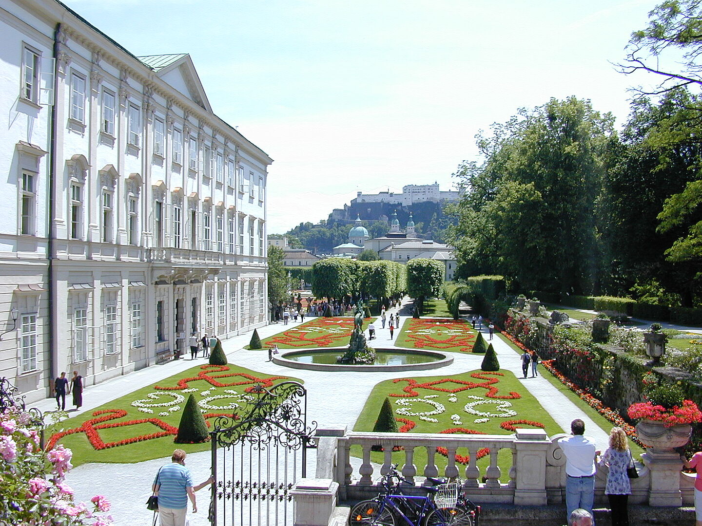 Das Schloss Mirabell mit Garten und der Festung im Hintergrund.