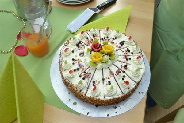 Eine bunte Torte mit Marzipanrosen