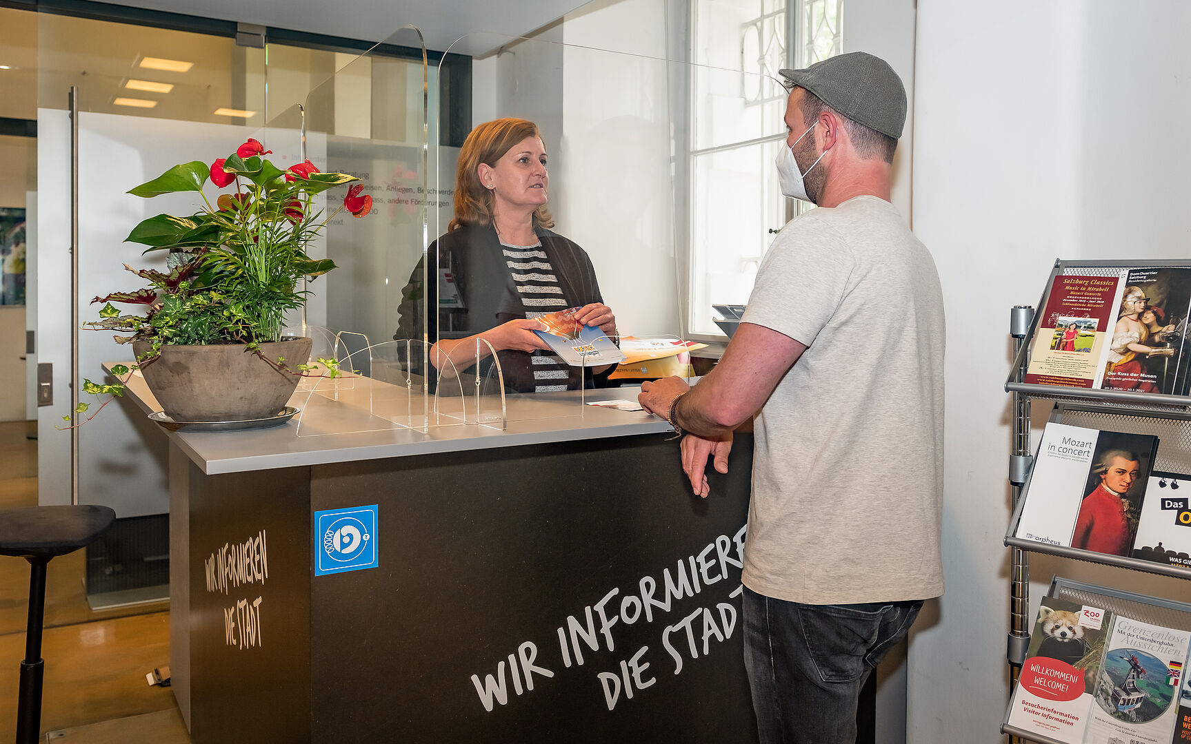Stadtservice informiert auch persönlich Jemand erkundigt sich beim Stadtservice.