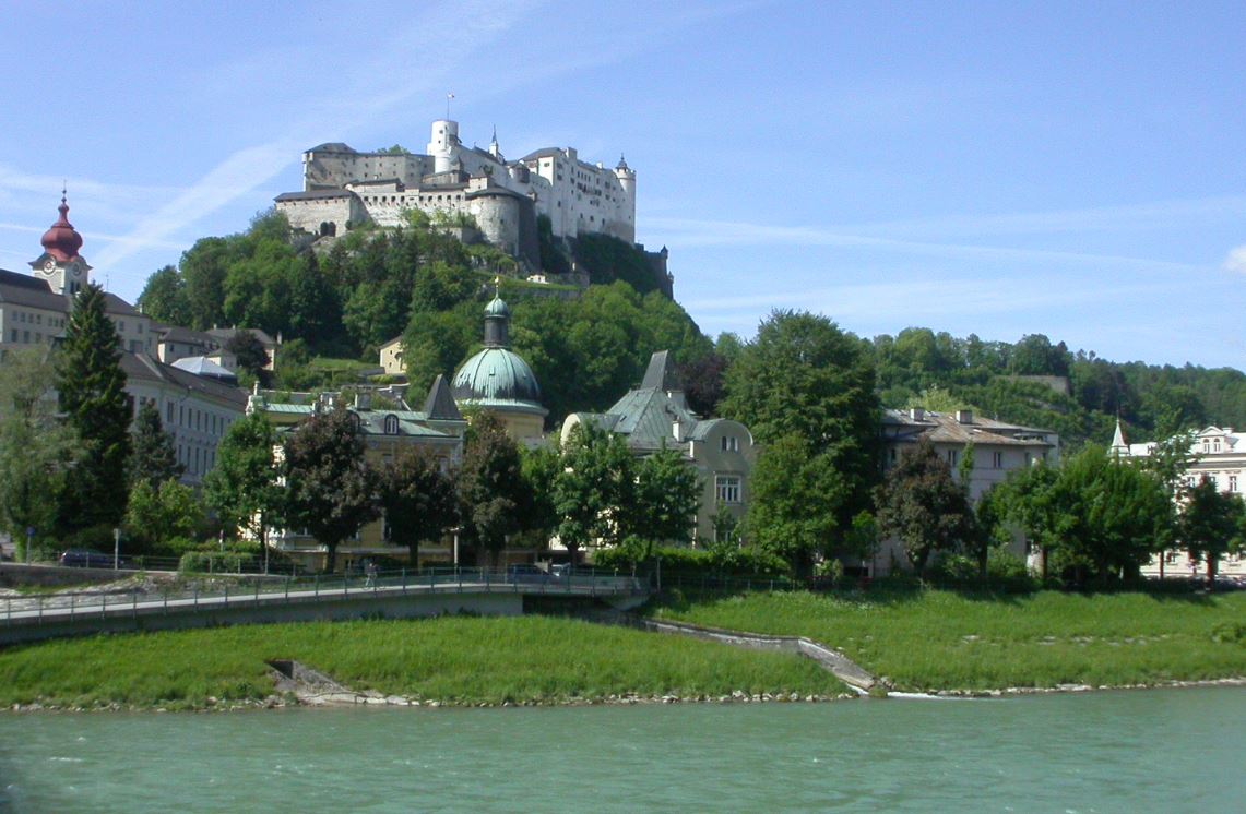 Salzach und dahinter die Fesung Hohensalzburg