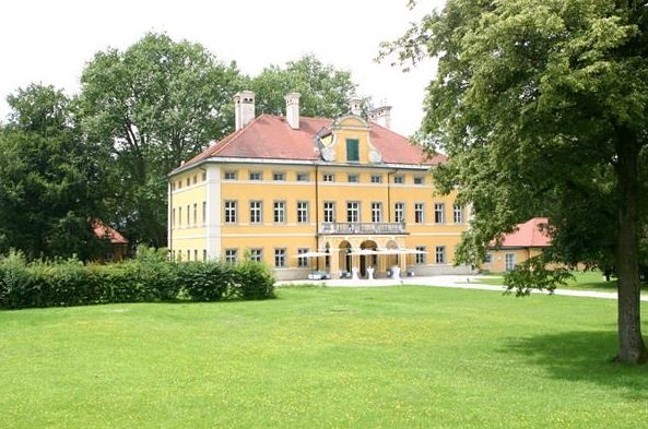 Schloss Frohnburg in wunderschönen Grün.