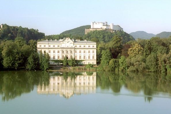 Das Schloss Leopoldskron mit dem davorliegenden Leopoldskroner Weiher.