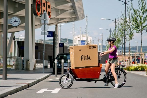 Radverkehrsstrategie - Förderung Lastenräder Foto eines Lastenrades vor dem Eingang zum Bahnhof in SchallmoosB