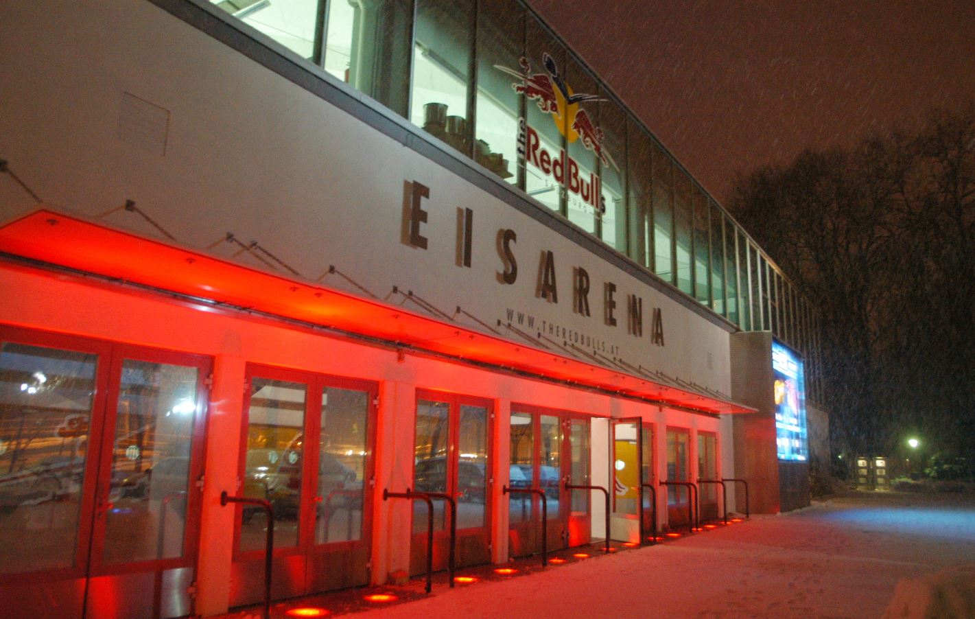 Die Eisarena im Volksgarten Beleuchtete Eisarena von aussen bei Nacht