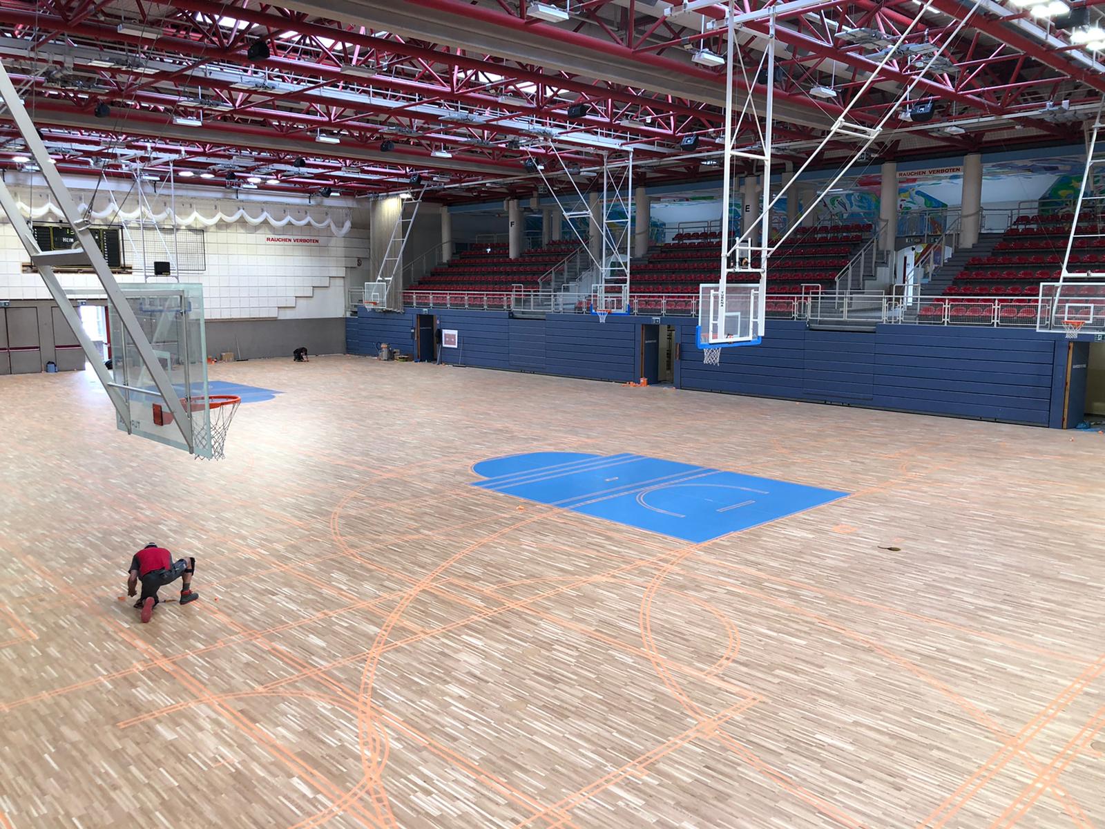 Sporthalle Alpenstraße: Schutzboden mit neuen Linierungen