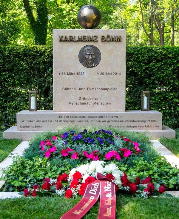 Das Ehrengrab von Karlheinz Boehm.