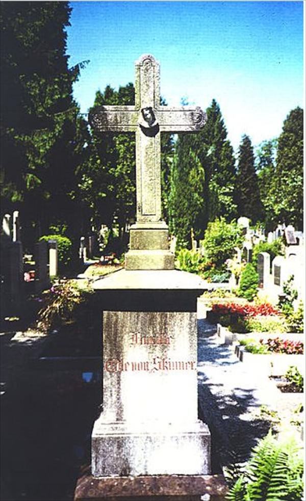 Das Ehrengrab von Edle von Skinner.