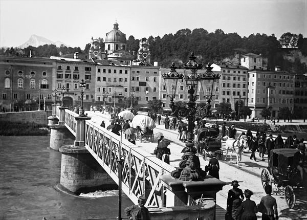 Schwarz-Weiss Fotografie von der Staatsbrück mit Blickrichtung linkes Salzachufer im Jahre 1891.