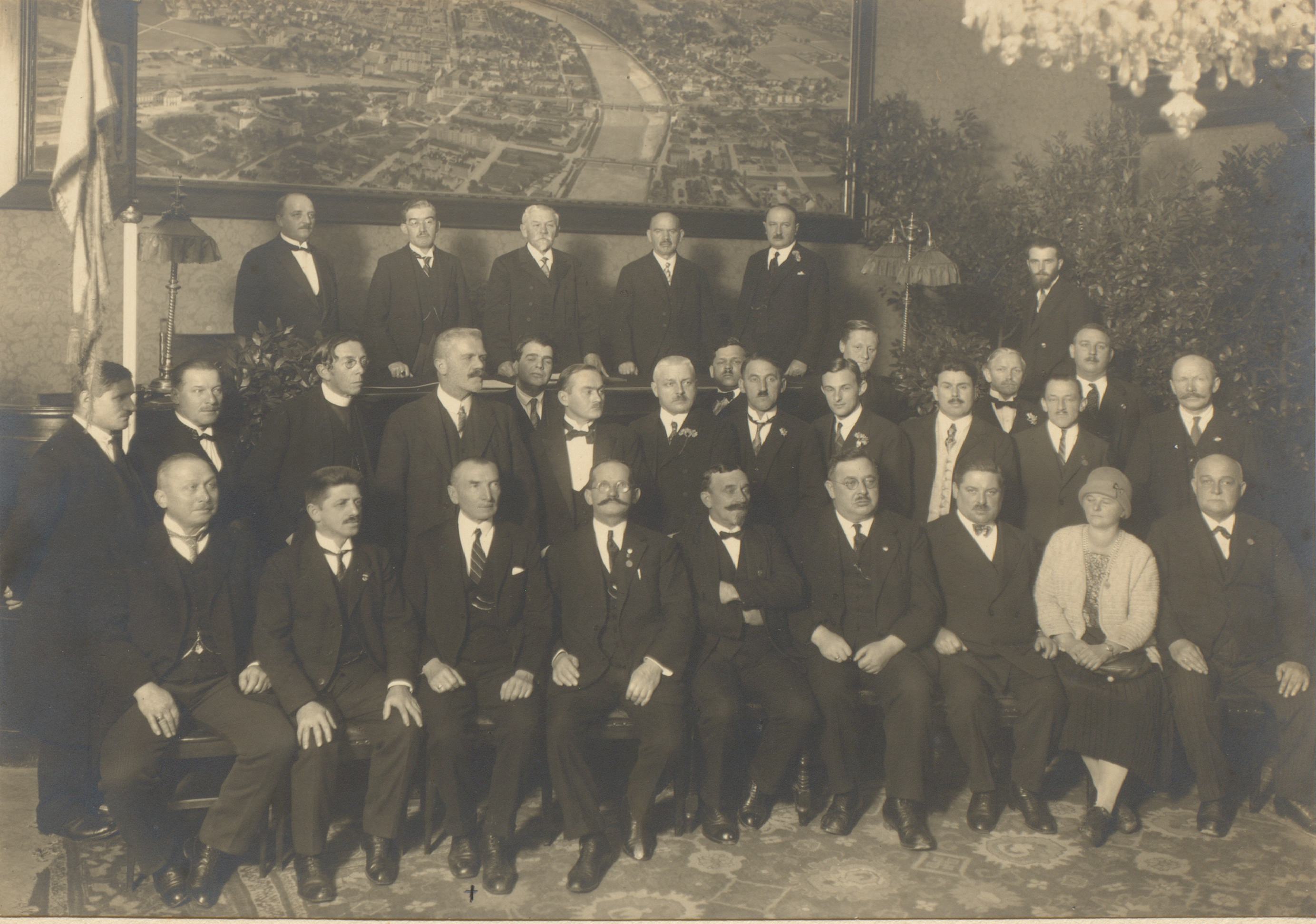 Schwarz-Weiss Fotografie vom Gemeinderat der Stadt Salzburg im Jahre 1928