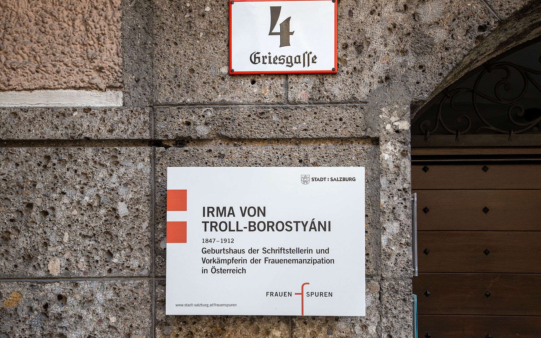Gedenktafel im neuen Sujet für Irma von Troll-Borostyani - Vorkämpferin der Frauenemanzipation