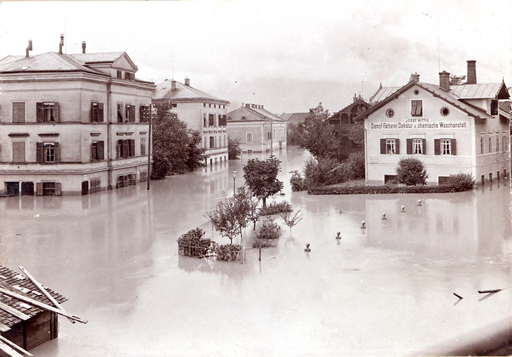 Die latente Hochwassergefahr wirkte sich entscheidend auf die Entwicklung der Vorstadt Nonntal aus. Der Hellbrunner Bach wurde bei Hochwässern der Salzach zurückgestaut und überflutete immer wieder weite Teile des Nonntals.