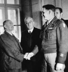 Angelobung von Kraupner im Jahre 1945. Links Heinz Kraupner (SPOE), in der Bildmitte der am 5. Mai 1945 von der Militaerregierung eingesetzte Buergermeister Dipl.-Ing. Richard Hildmann (OEVP).