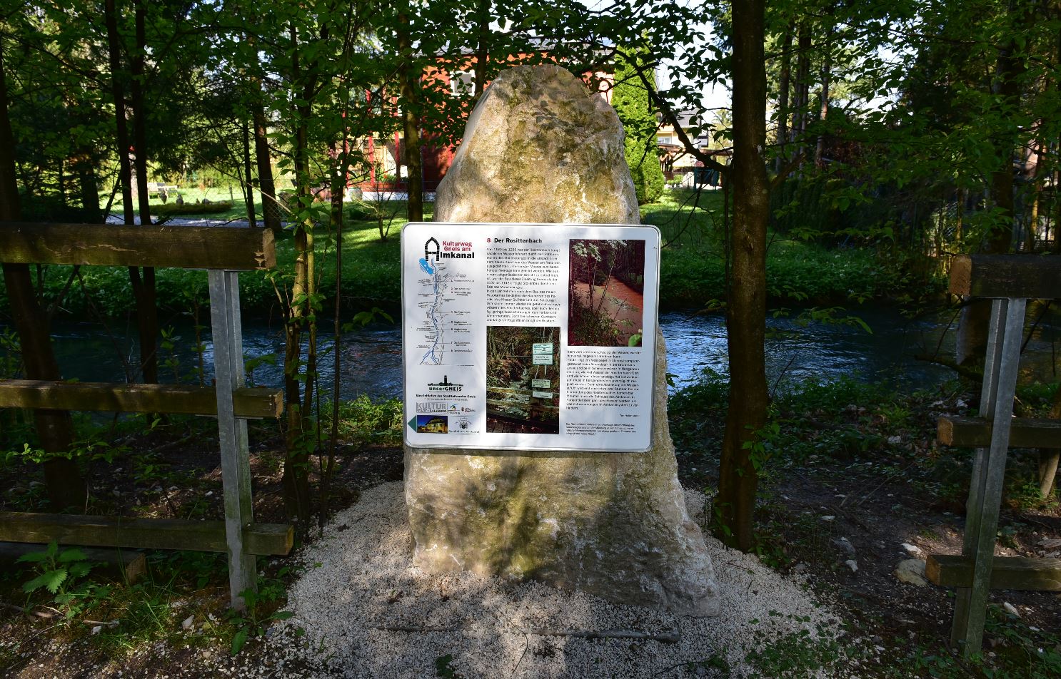 Schild beim Almkanal worauf steht, dass hier auch ein Lebensraum existiert.