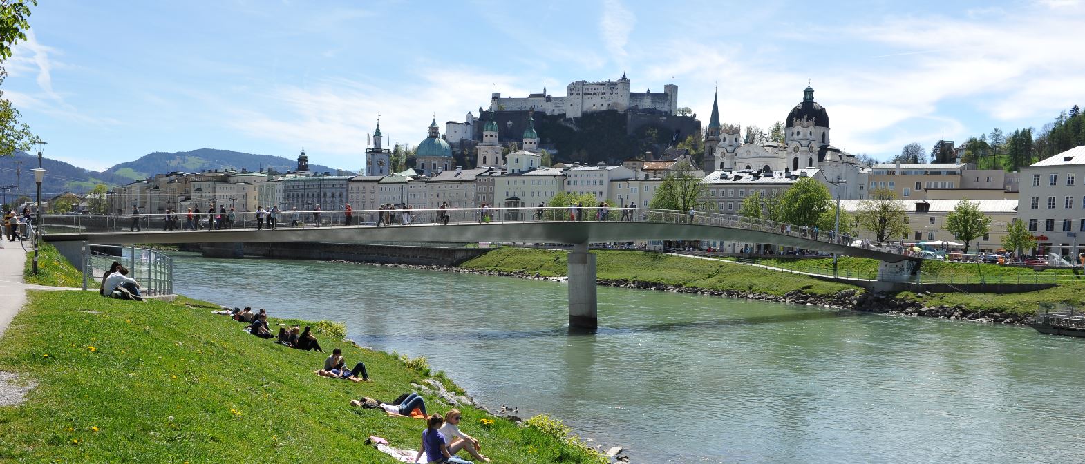 Die Salzach mit dem Makartsteg im Vordergund und der Festung im Hintergrund 