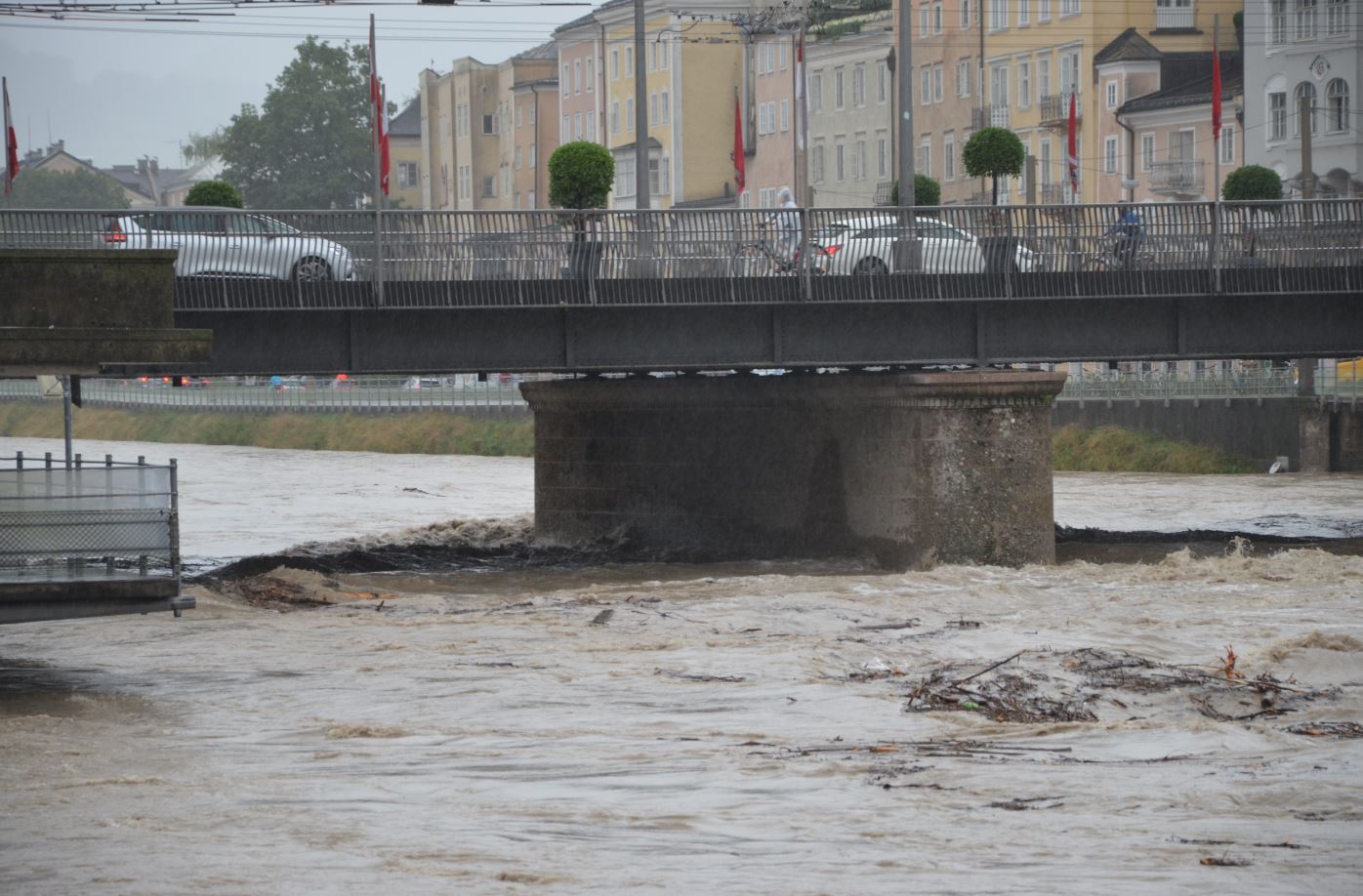 Staatsbruecke bei Hochwasser im Jahre 2019