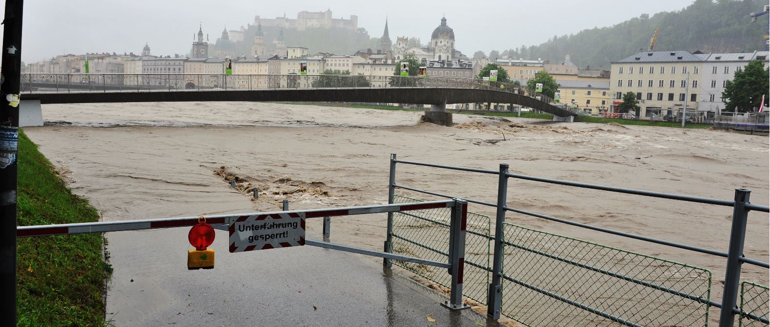 Das Wasser der Salzach tritt bei dem Hochwasser ueber die Ufer im Jahre 2013.