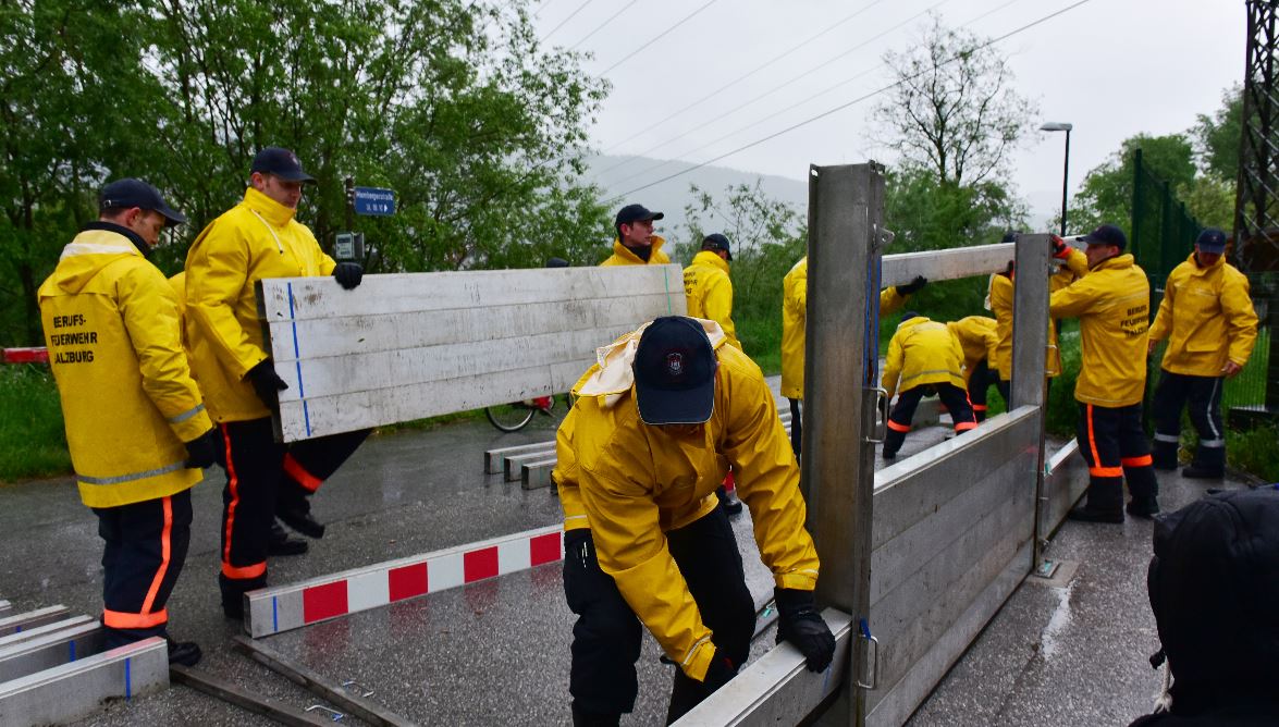 Bei der Uebung zu Hochwasserschutz Aufbauten sind mehrere Experten beteiligt.