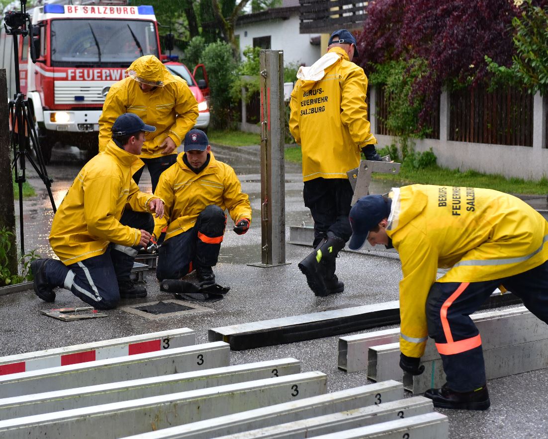 Hochwasserschutz Aufbauten als Übung Die Einsatzkraefte der Feuerwehr machen eine Uebung zu Hochwasserschut Aufbauten.