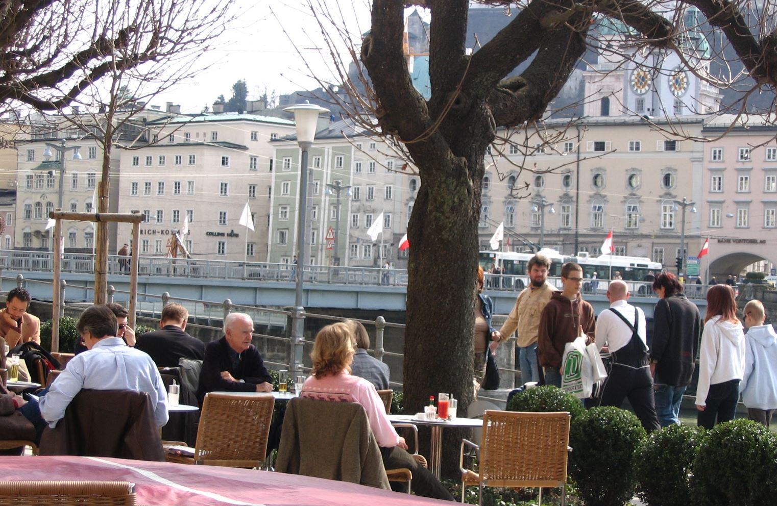 Gartencafé an der Salzach Ein Gartencafé an der Salzach mit Blick auf die Altstadt