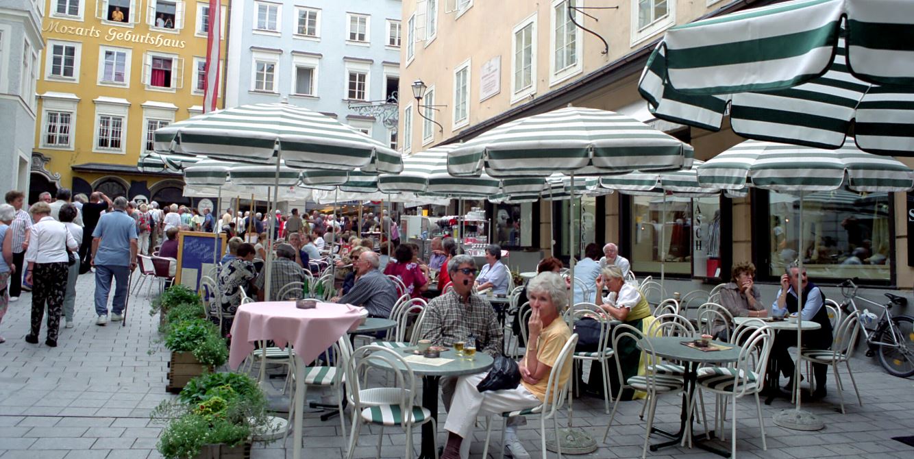 Ein Gastgarten mit Besuchern in der Altstadt.