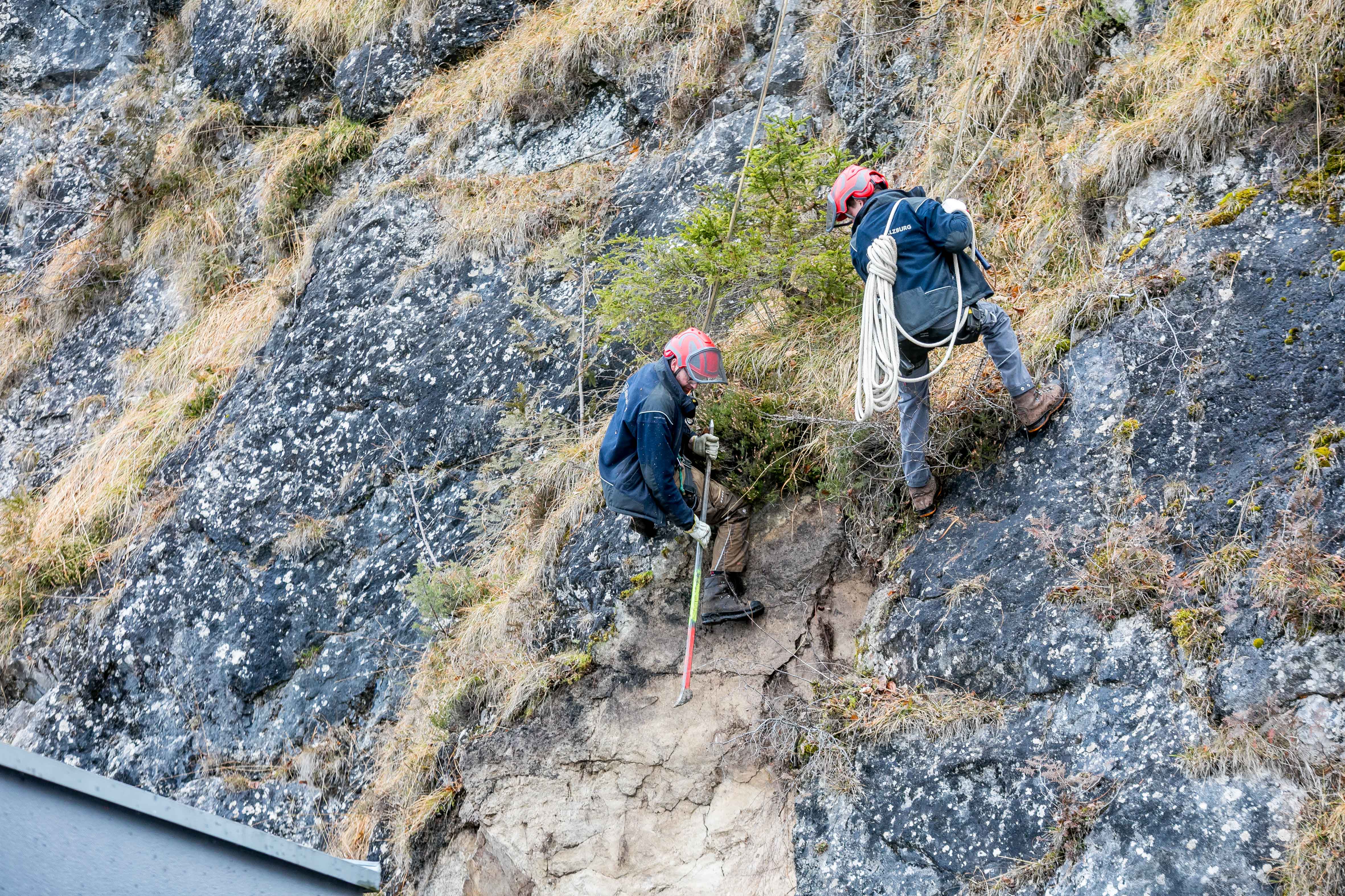 Die Bergputzer der Stadt Salzburg bei Felssicherungsarbeiten