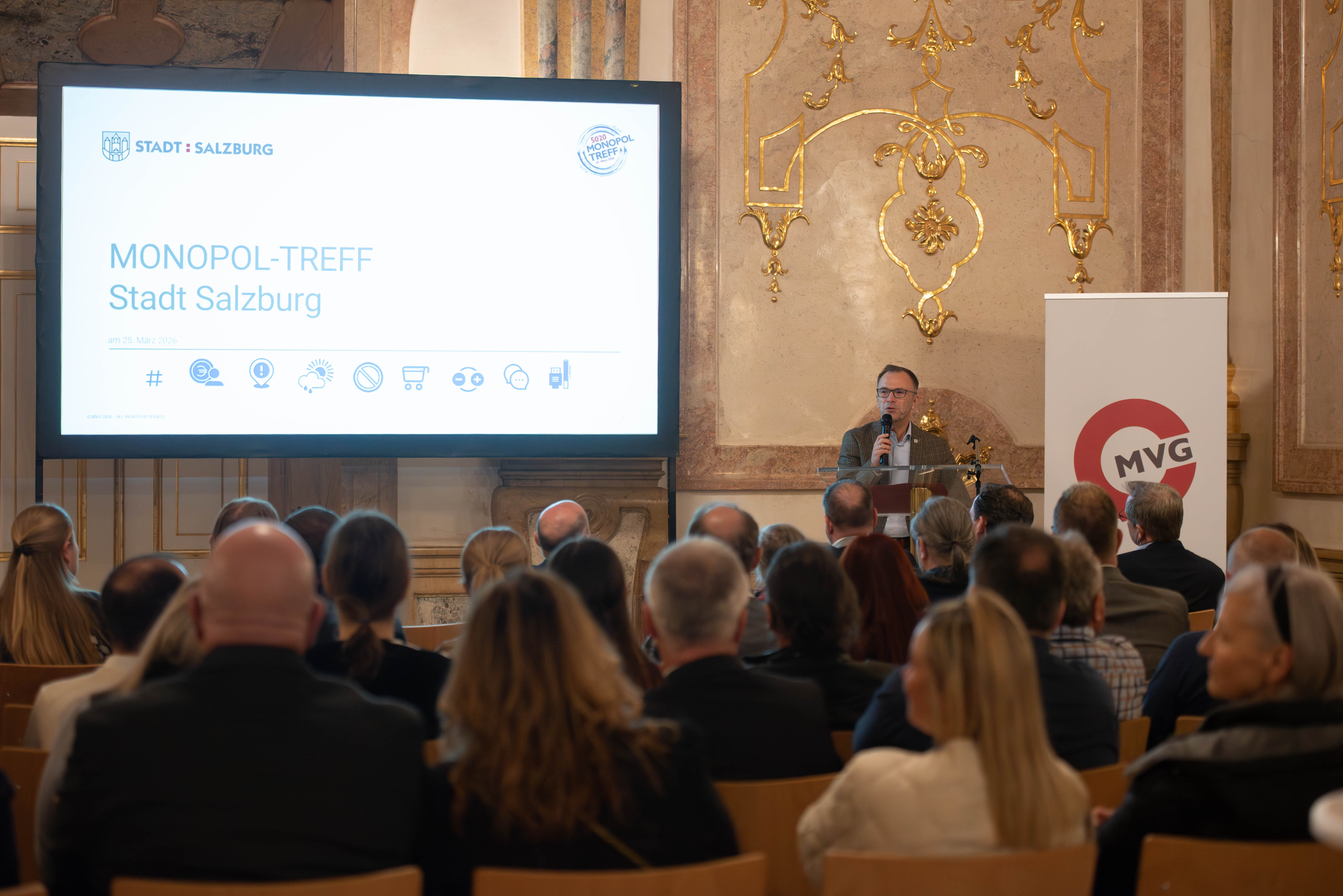 Bürgermeister Bernahard Auinger spricht vor Trafikant:innen im Marmorsaal