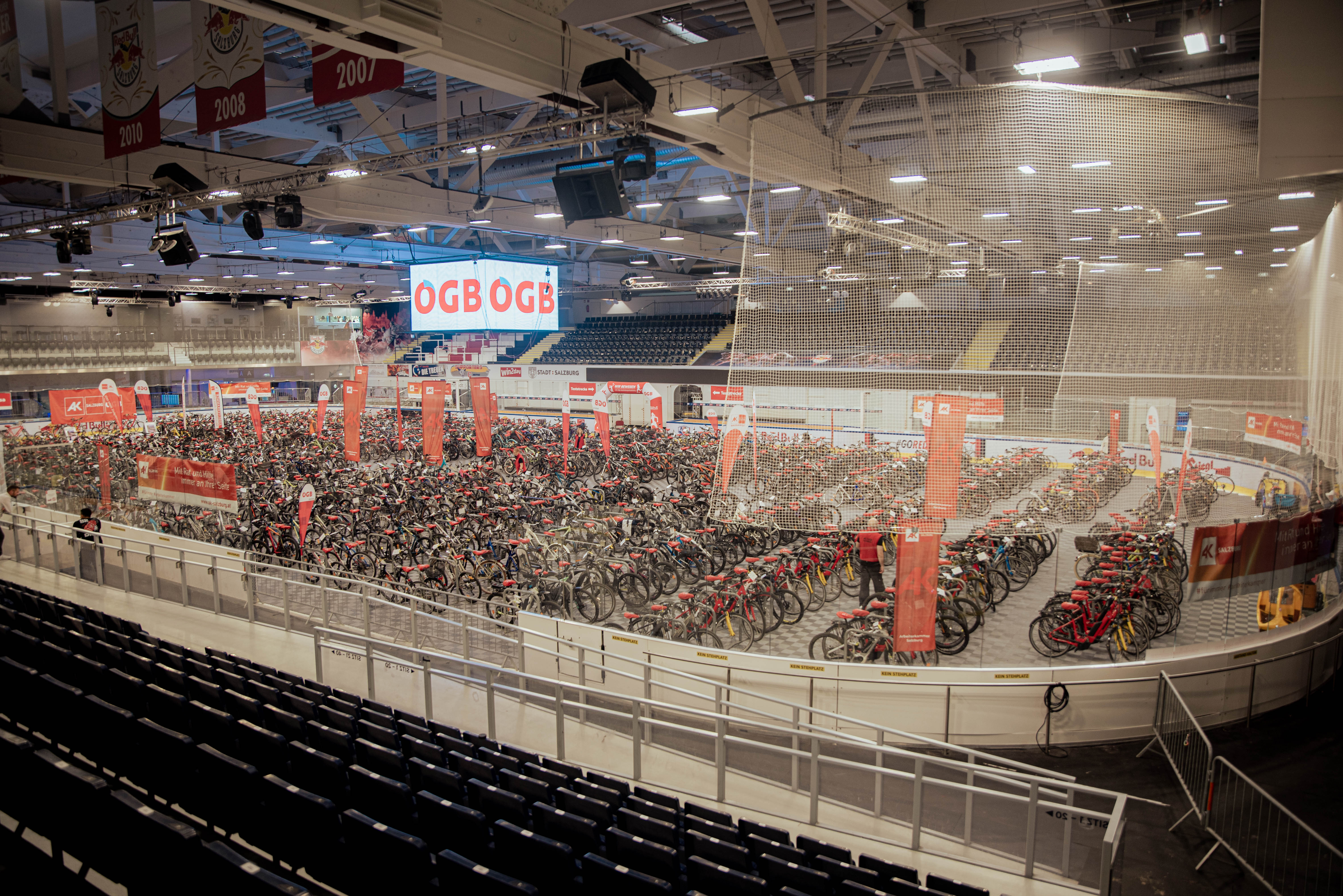 Die Eisarena wurde beim Radfrühling 2026 wieder zum großen Marktplatz für gebrauchte Fahrräder.