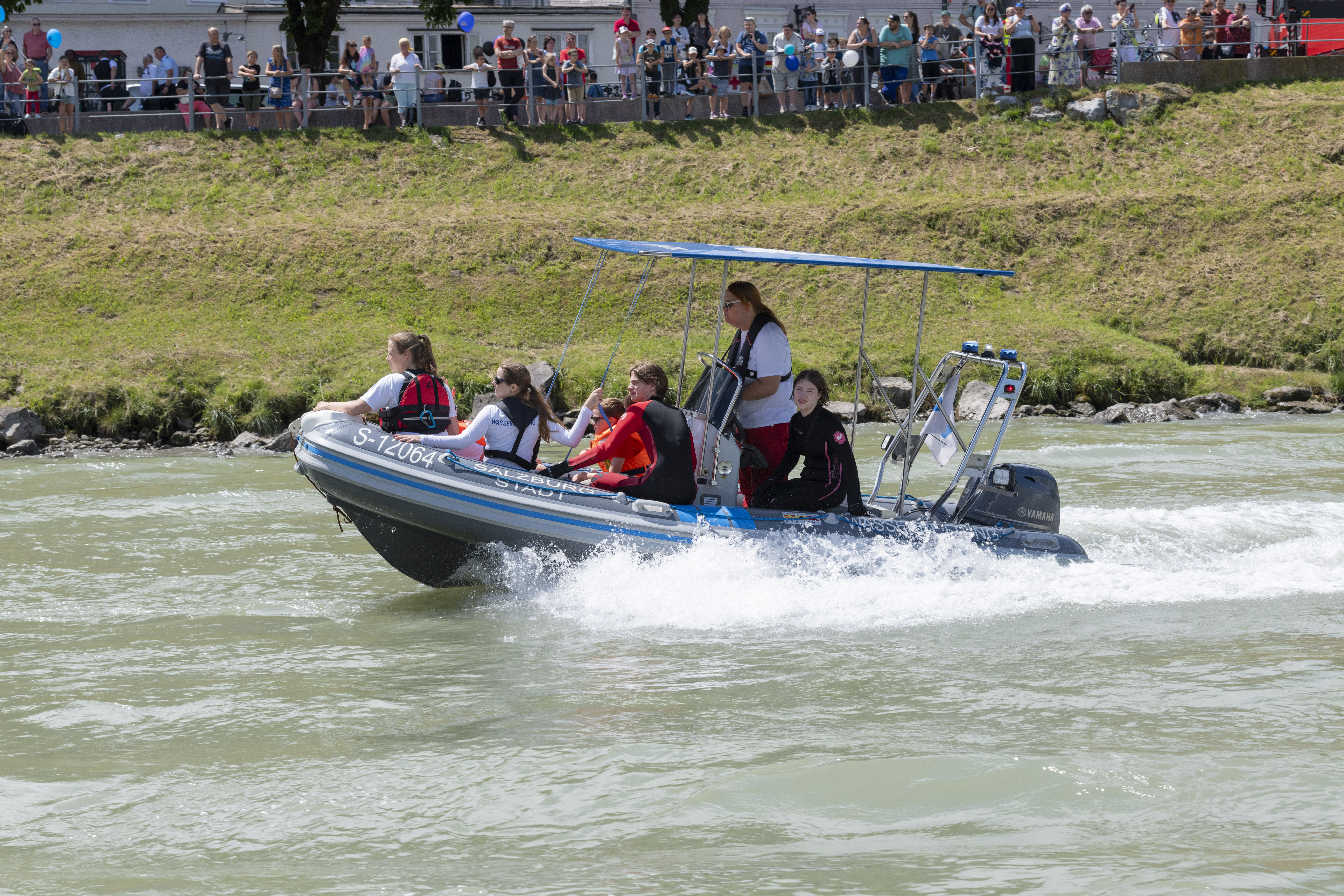 Ein Höhepunkt: die Einsatzorganisationen auf der Salzach!