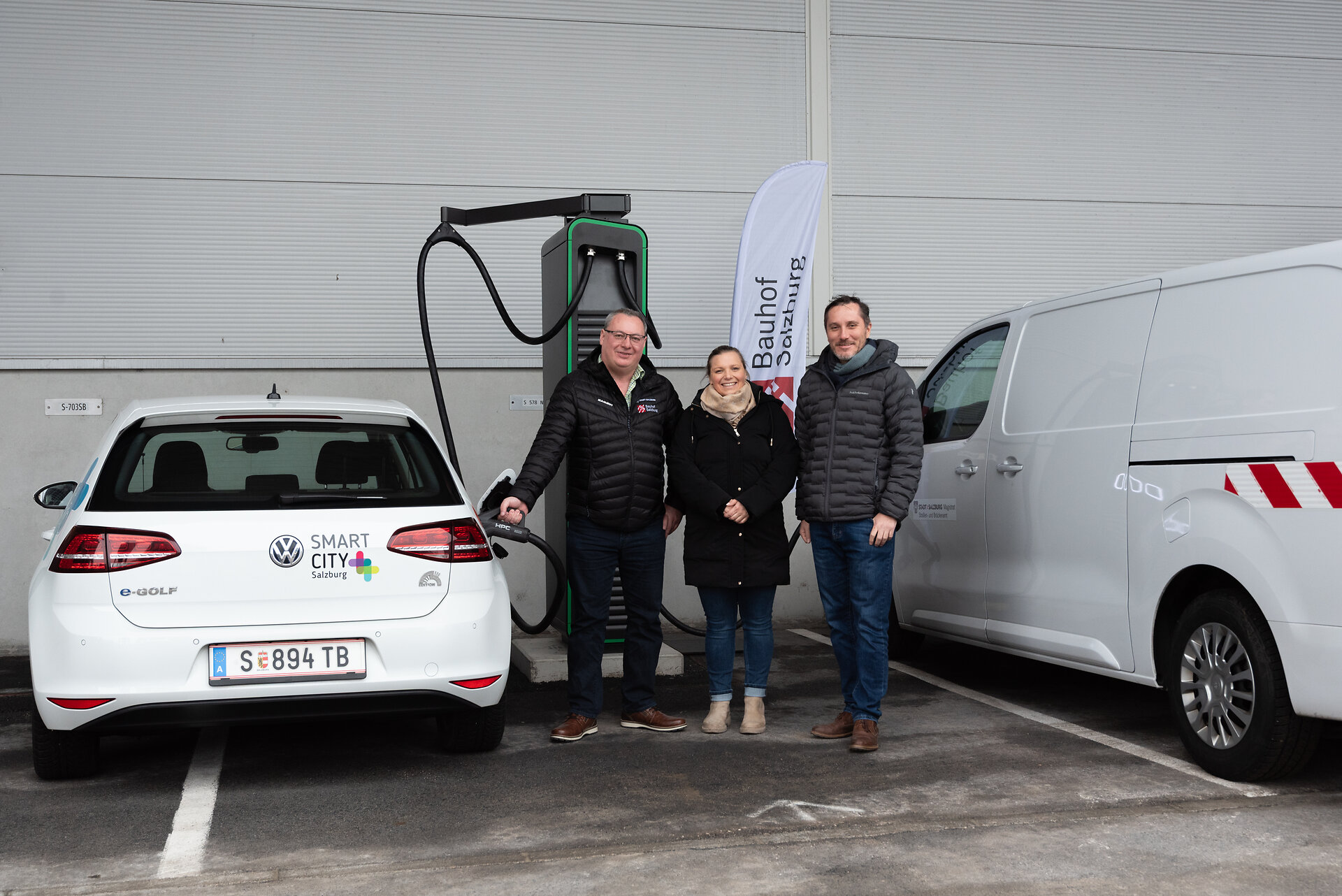 An der neuen Ladesäule können zwei Fahrzeuge gleichzeitig geladen werden.