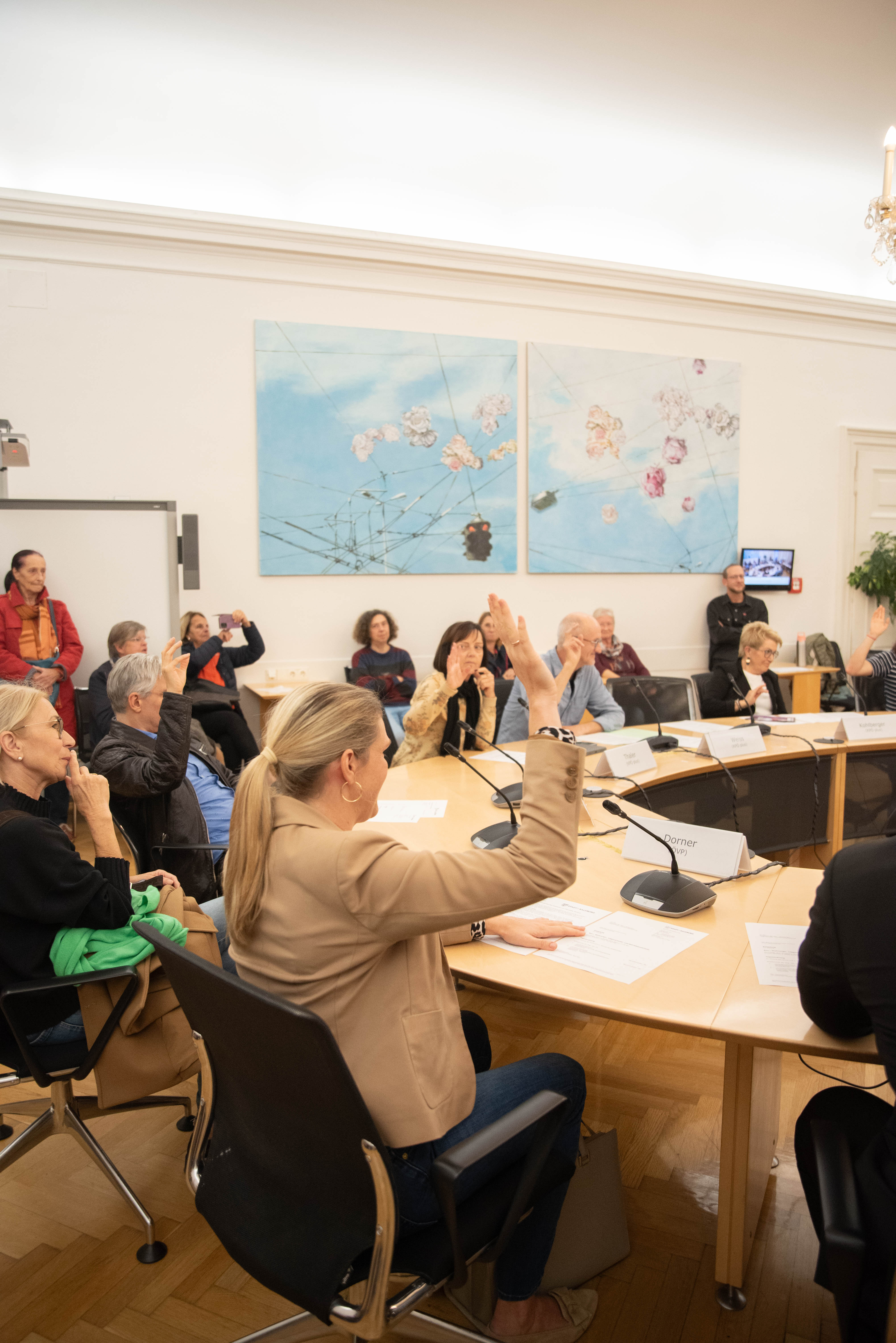 Ein besonderes Highlight des Abends sind die fiktiven Ausschusssitzungen. Hier können Sie hautnah erfahren, wie Entscheidungen in der Stadtpolitik getroffen werden.