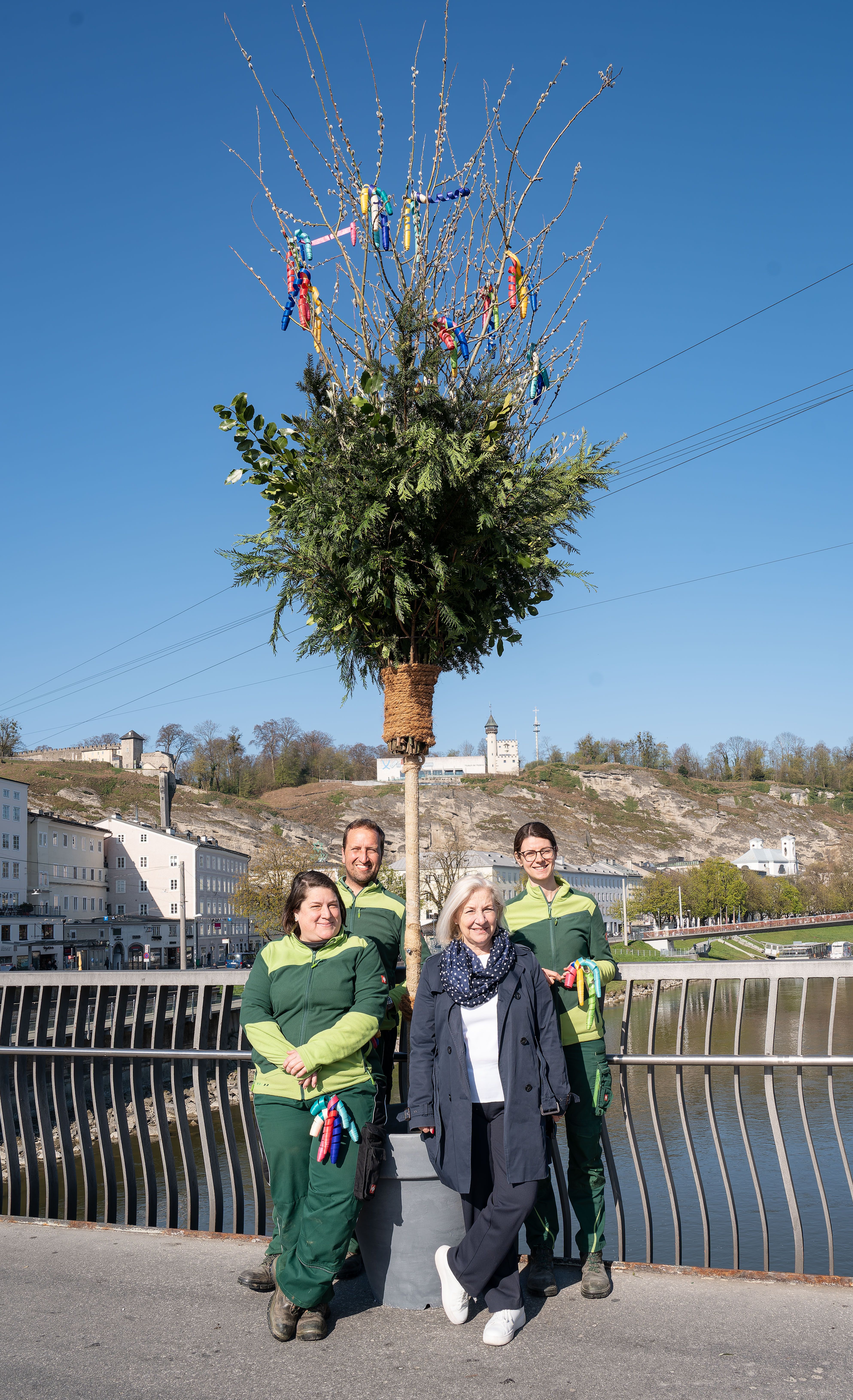Zehn Palmbuschen kündigen auf der Staatsbrücke die Osterzeit an.