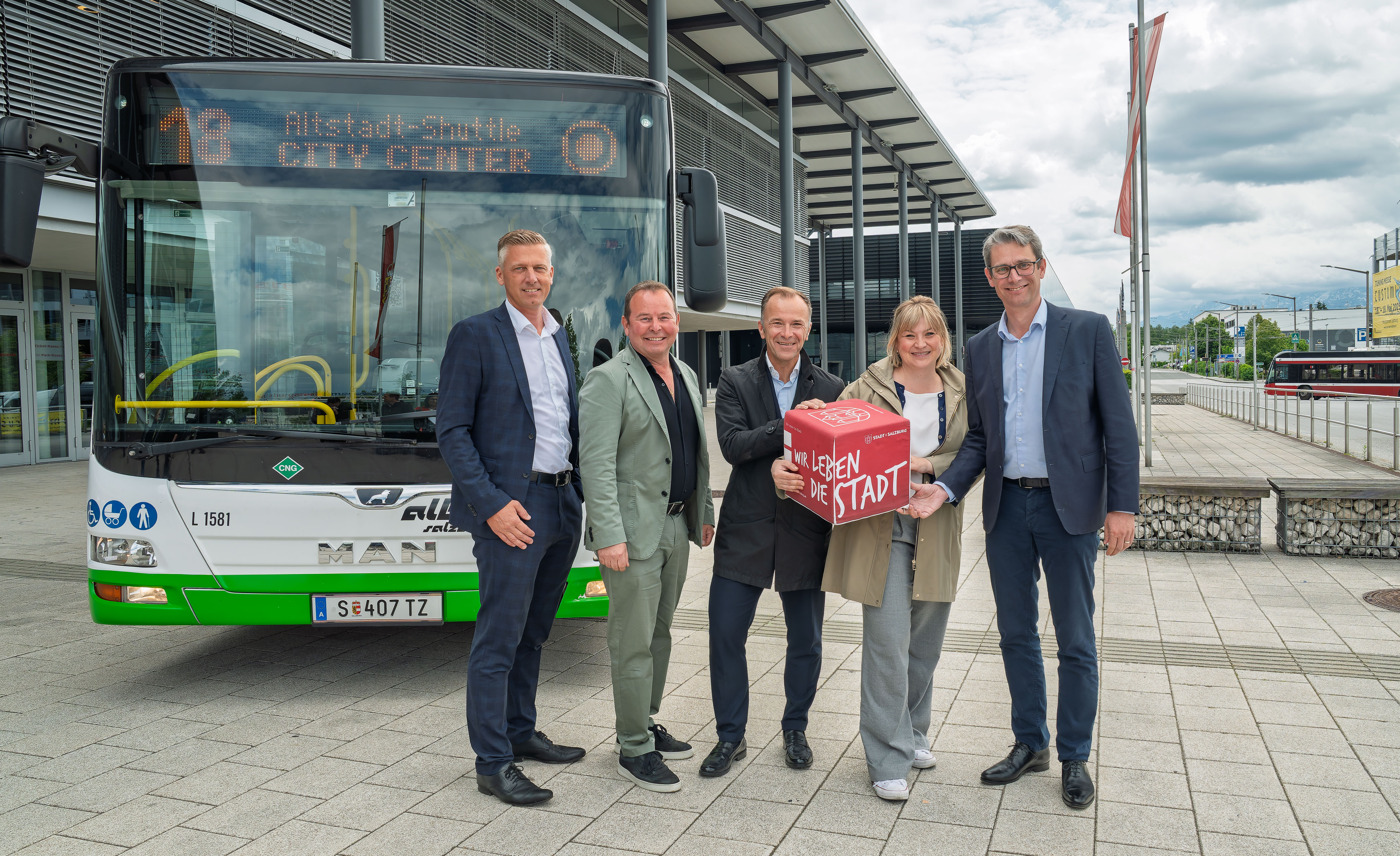 Gemeinsames Pilotprojekt: Alex Kribus (Messe), Hermann Häckl (Albus), Bgm. Bernhard Auinger, Stadträtin Anna Schiester und Hannes Gfrerer (SVV) vor Buslinie 18