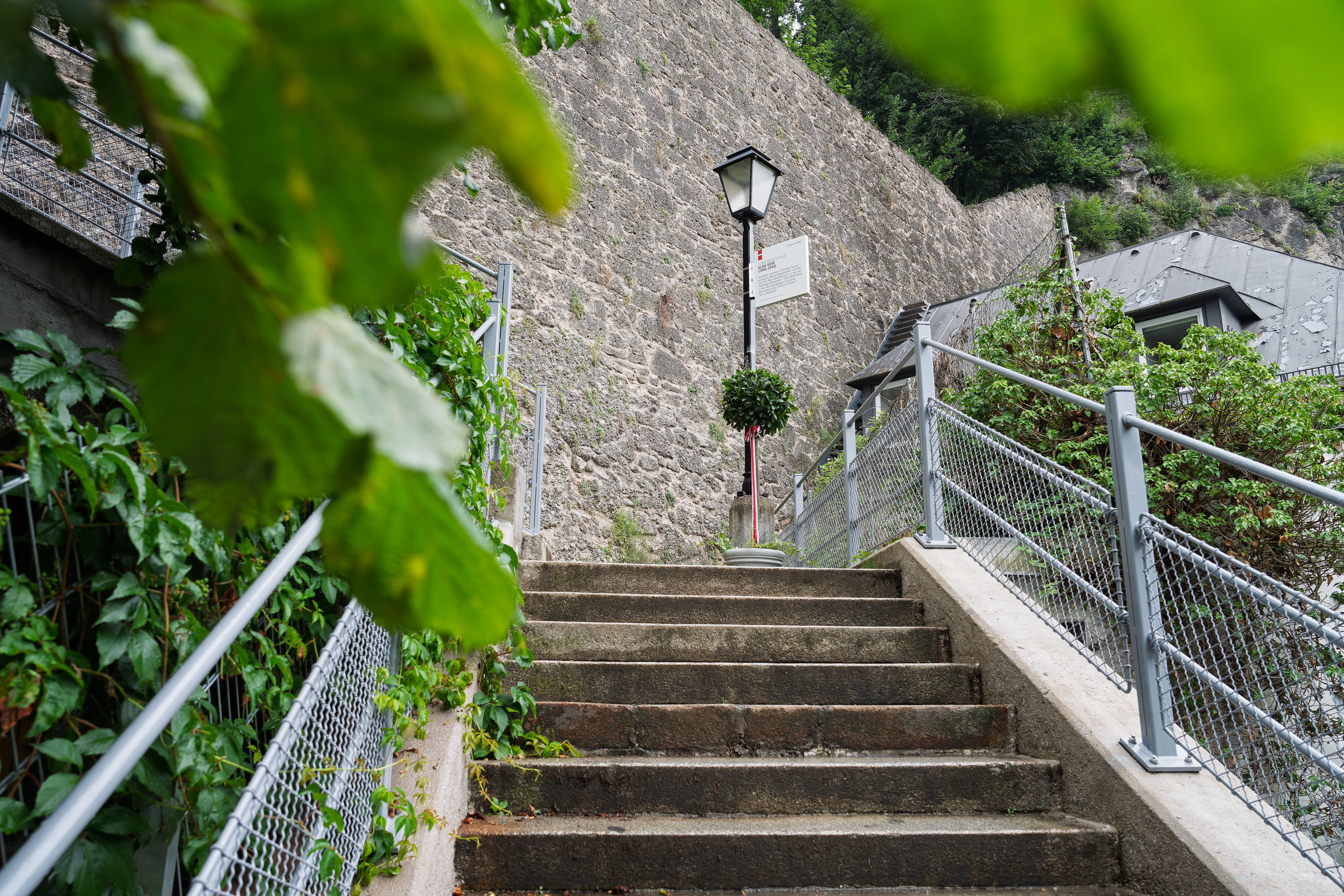 Die Alma-Rosé-Stiege in der Reichenhaller Straße. Die Alma-Rosé-Stiege in der Reichenhaller Straße.