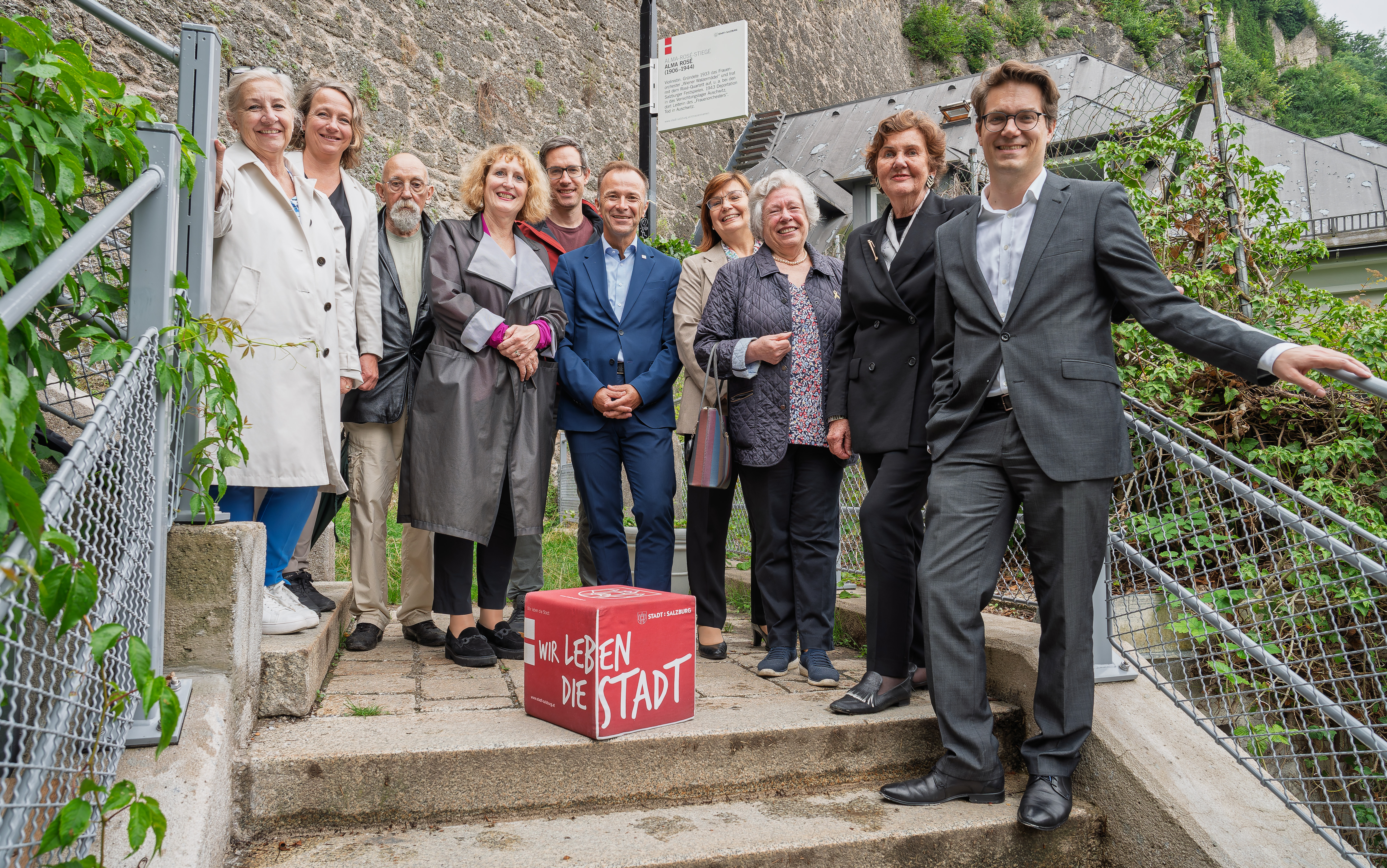 Prominente Gäste beim Festakt: Prominente Gäste mit Stadtpolitikern vor Namensschild