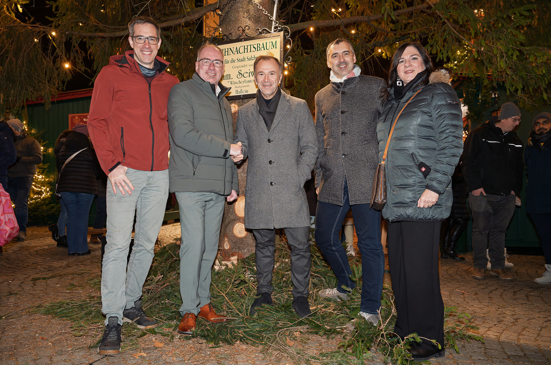 Illumination des Christbaumes vor dem Schloss Mirabell