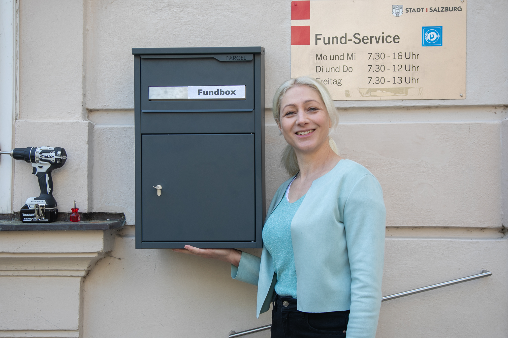 Im Bild die neue Fundbox und Frau Lanschützer, Leiterin Pass- und Fundservice.