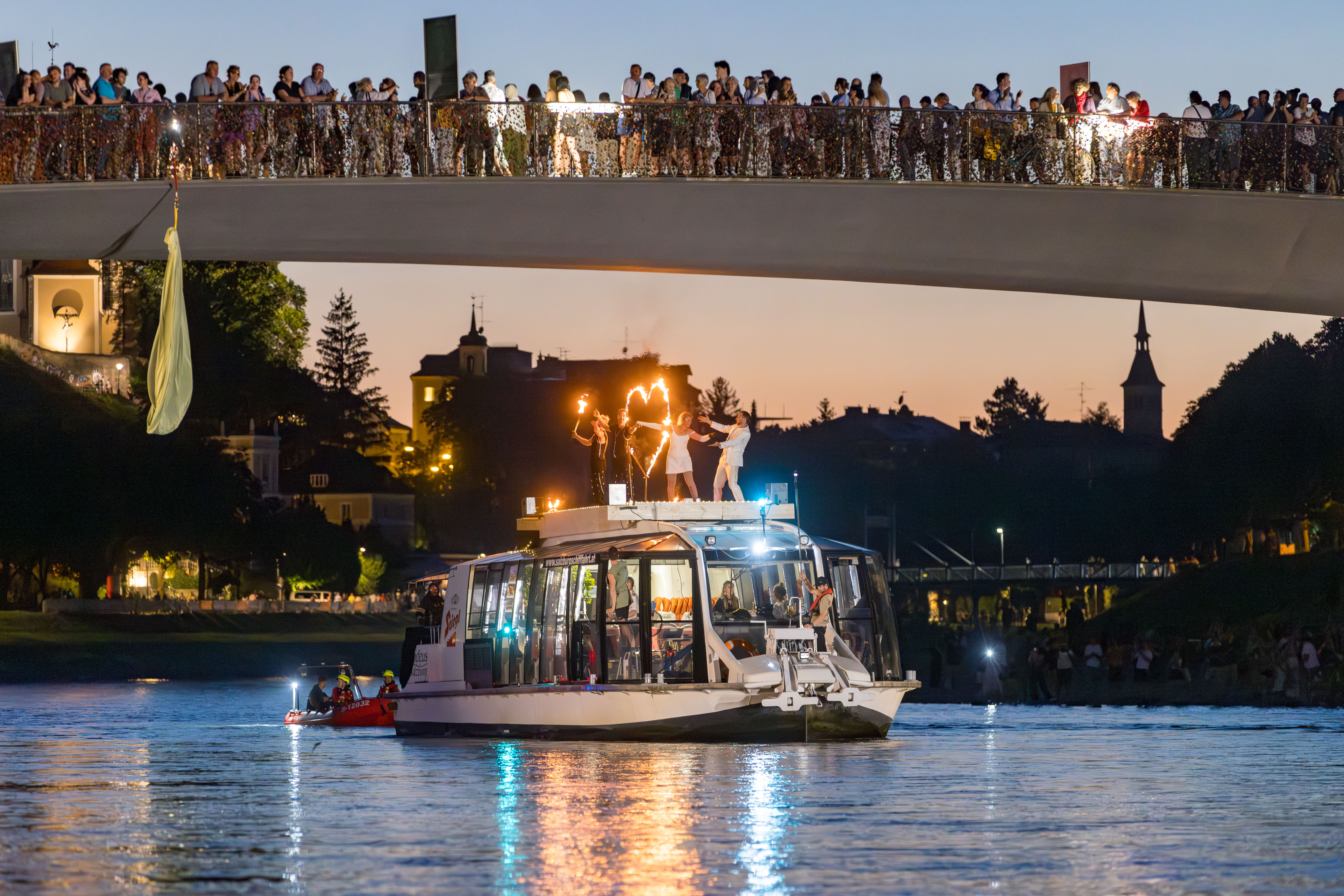 Das erste Stadtfest verzauberte Salzburg mit magischer Stimmung.