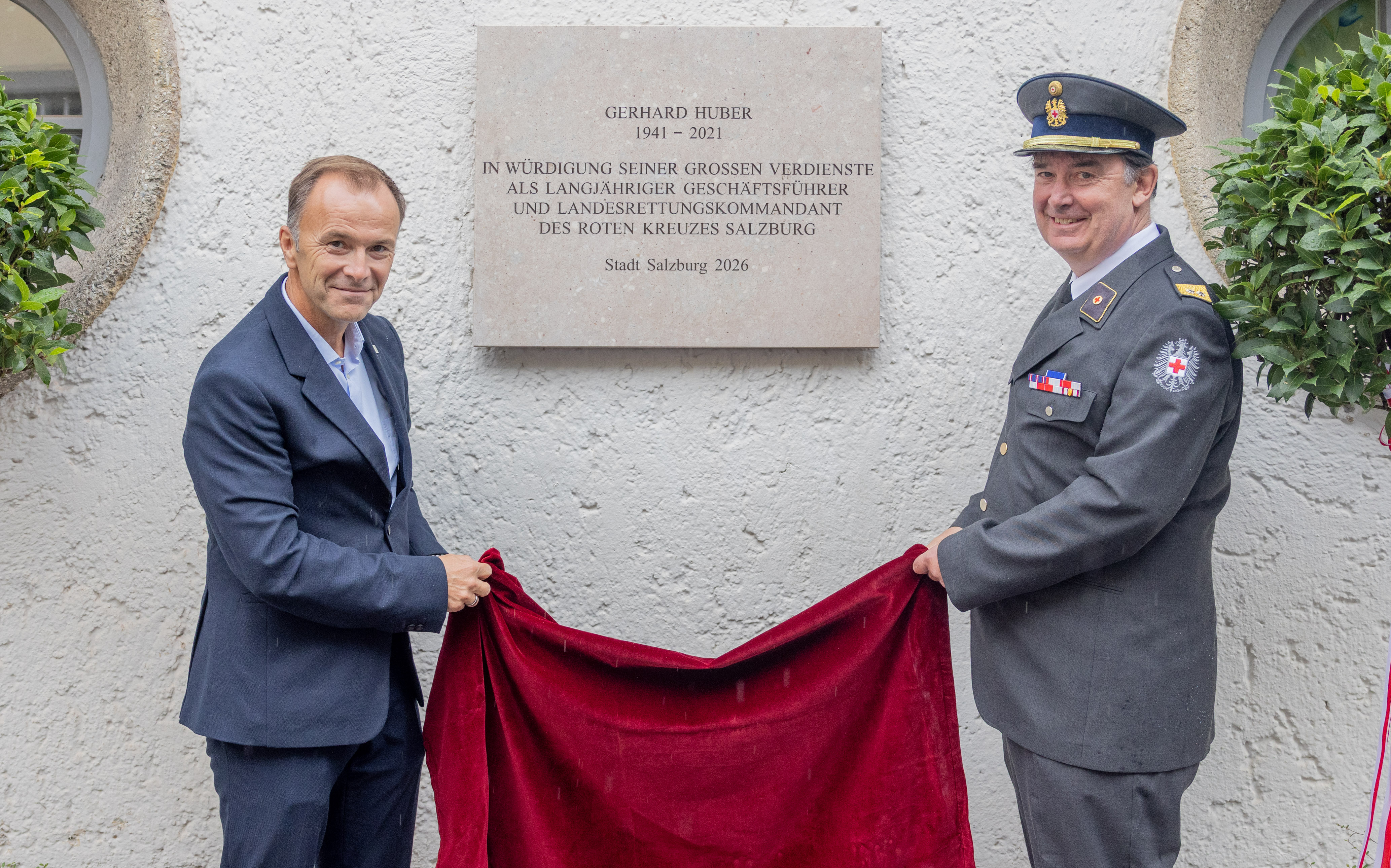 Enthüllten die Marmortafel: Bürgermeister und Sohn enthüllen marmortafel an Gebäude für Gerhard Huber